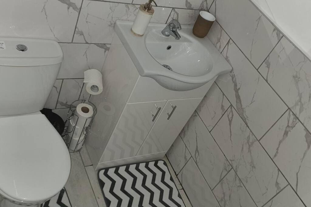 Exquisite And Modern 2 Bed Maisonette Harmondsworth Exteriör bild